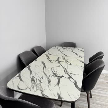 Yanlış Renkli Masa Ve Deforme Sandalyeler: Enza Home'dan Hayal Kırıklığı