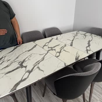 Yanlış Renkli Masa Ve Deforme Sandalyeler: Enza Home'dan Hayal Kırıklığı