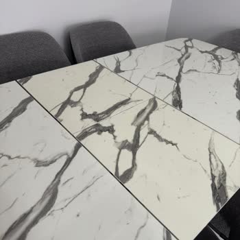 Yanlış Renkli Masa Ve Deforme Sandalyeler: Enza Home'dan Hayal Kırıklığı