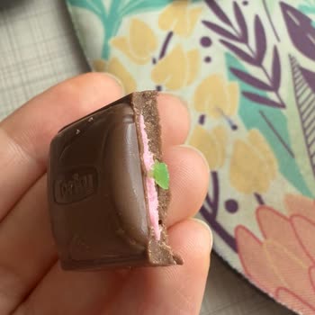 Çikolata Dolgusundan Plastik Parçası Çıktı