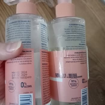 Farklı Renkteki Yüz Yıkama Jeli Cilt Sorunlarına Yol Açtı