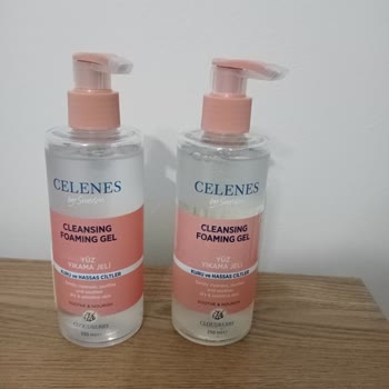 Farklı Renkteki Yüz Yıkama Jeli Cilt Sorunlarına Yol Açtı