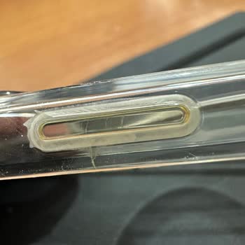 iPhone Kılıfı Sarardı Ve Çatladı: Kullanıcı Hatası Mı?