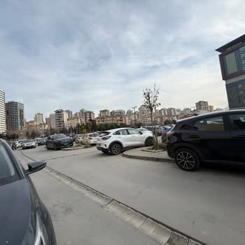 Göztepe Hastanesi'nde Otopark Çilesi: Hasta Yakınları İçin Çözüm Bekleniyor