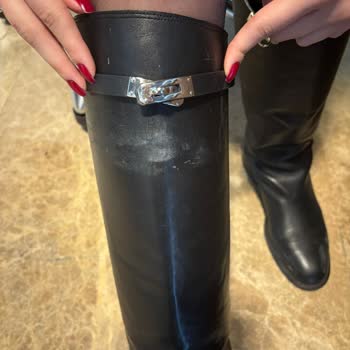 Deforme Olan Çizme Ve İlgisiz Müşteri Hizmetleri