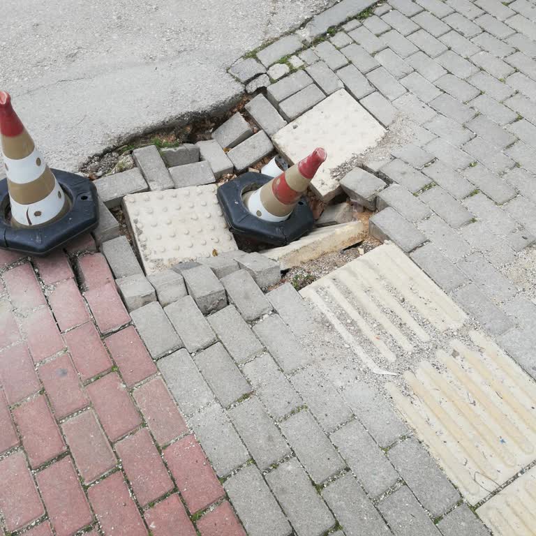 Görme Engelliler İçin Tehlike Yaratan Kaldırım Çukuru