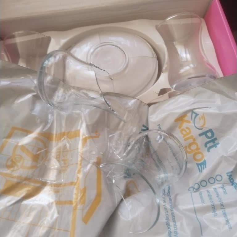 Kırık Bardaklar Ve Dikkatsiz Kargo Teslimatı