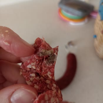 Sucuğun İçinden Karton Parçası Çıktı, Şok Oldum!