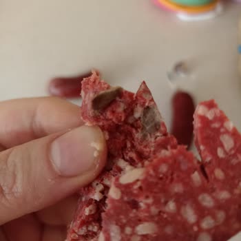 Sucuğun İçinden Karton Parçası Çıktı, Şok Oldum!