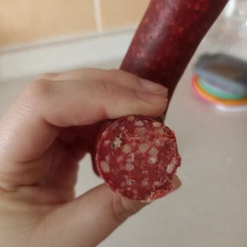 Sucuğun İçinden Karton Parçası Çıktı, Şok Oldum!