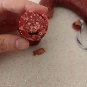 Sucuğun İçinden Karton Parçası Çıktı, Şok Oldum!