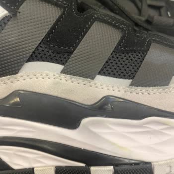 Boyalı Ayakkabı Ve Yırtık Çorap Sorunu