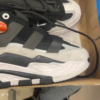 Boyalı Ayakkabı Ve Yırtık Çorap Sorunu