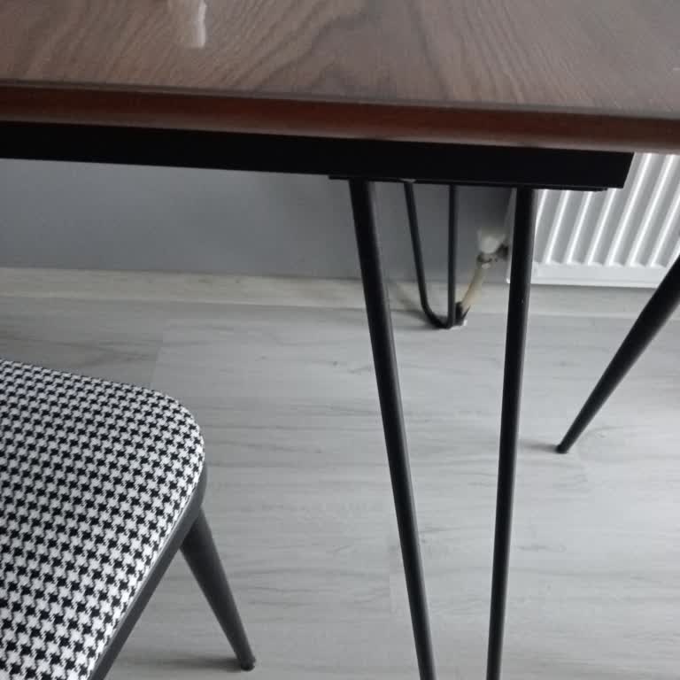 Sallanarak Pişman Eden Aria Mutfak Masası