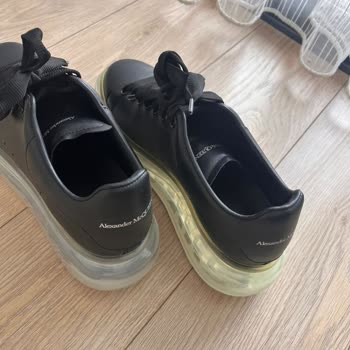 Alexander McQueen Sneakers Turned Yellow – No Support
