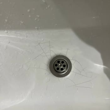 Turkuaz Markasına Güvenim Sarsıldı: Lavabolarda Kılcal Çatlaklar