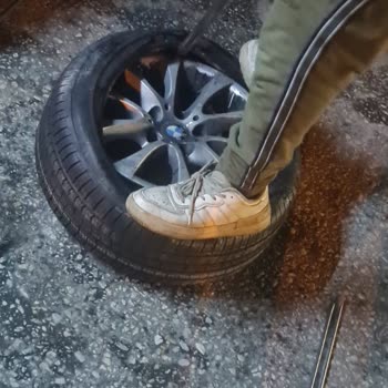 Köprü Altındaki Çukur Tehlike Saçıyor