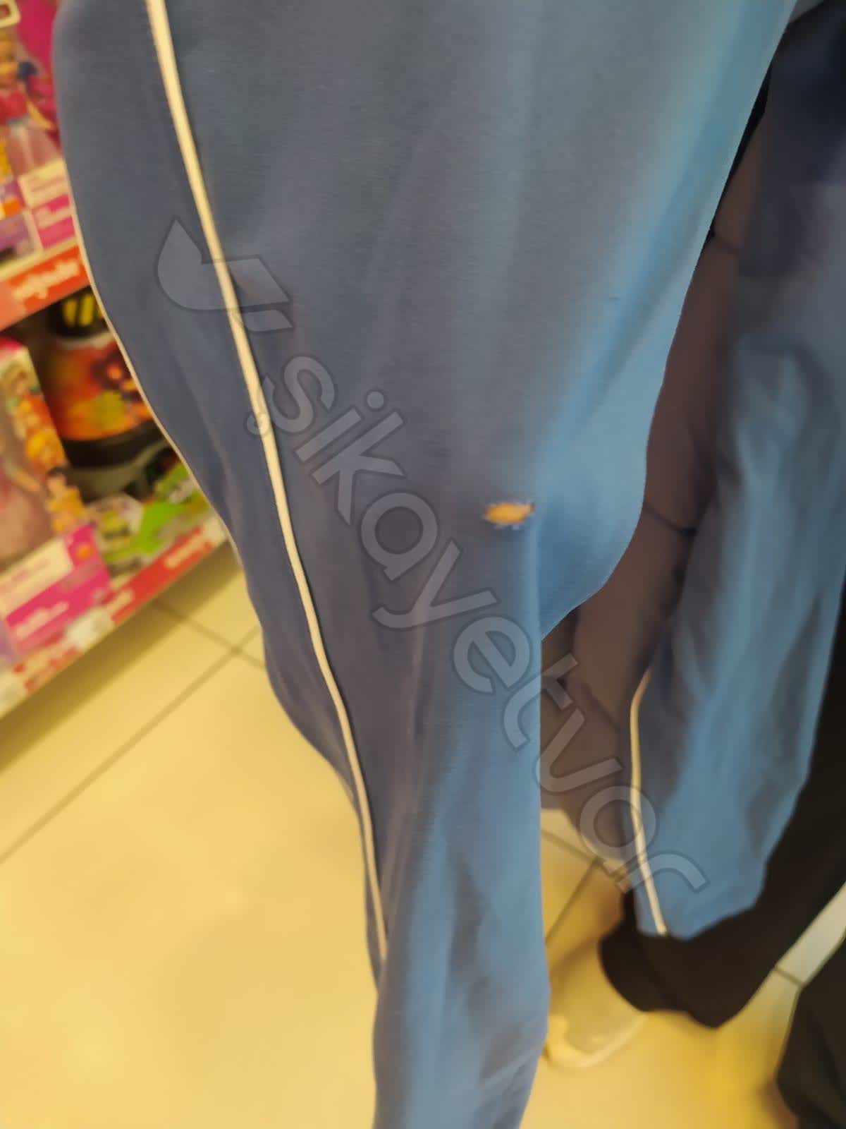 Bir yigit taytlarda oyoqlarini yalaydi Bir yigit taytlarda oyoqlarini yalaydi