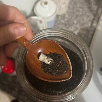 A101'den Sağlık Skandalı: Çay Paketinden Sigara İzmariti Çıktı!