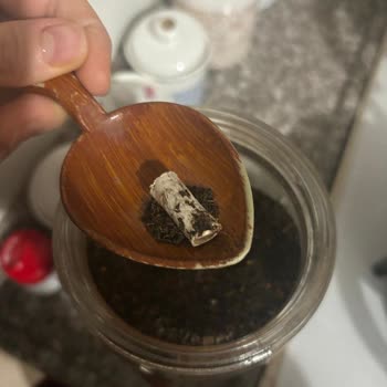 A101'den Sağlık Skandalı: Çay Paketinden Sigara İzmariti Çıktı!