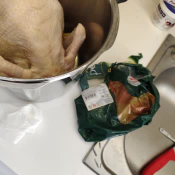 Tavuk Ürününde Beklenmedik Parçalar: Acil Çözüm Talebi