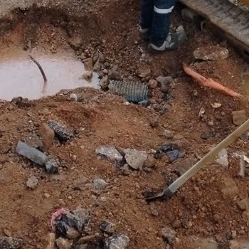 Kazı Çalışmasında Dikkatsizlik: Su Ve Telekomünikasyon Boruları Zarar Gördü