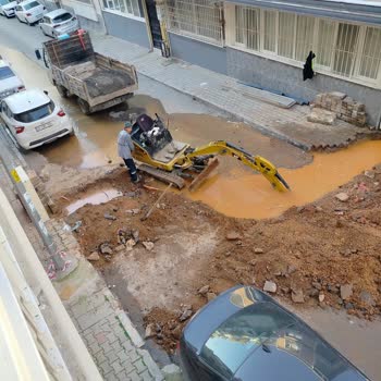 Kazı Çalışmasında Dikkatsizlik: Su Ve Telekomünikasyon Boruları Zarar Gördü
