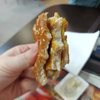 Burger King'de Hayal Kırıklığı: Sert Ekmek Ve Tatsız Tavuk