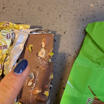 Son Kullanım Tarihi Geçmiş Çikolatalarda Canlı Solucan Şoku