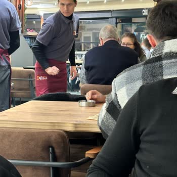 Kapalı Alanda Sigara Dumanı Altında Yemek Keyfi!