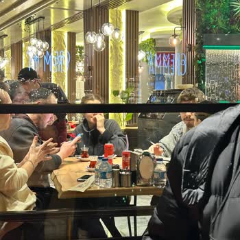 Kapalı Alanda Sigara Dumanı Altında Yemek Keyfi!