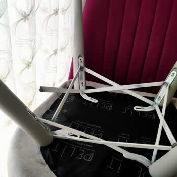 Aksu Çarşı'da Bekleyen Servis Ve Kırık Sandalyeler