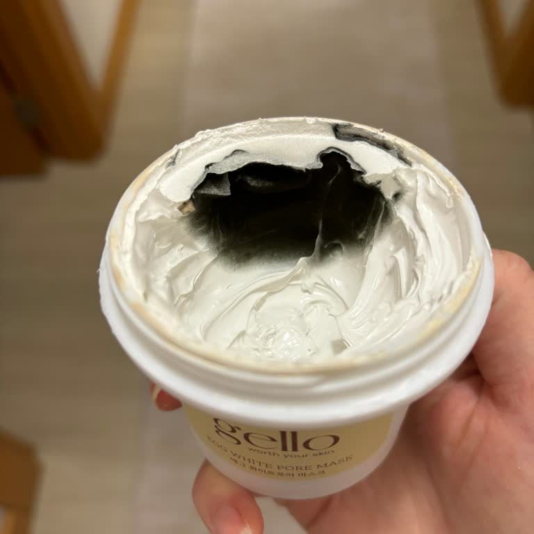 Küflenmiş Maske Ve İlgisiz Satıcı