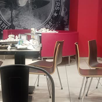 Emaar Carl Jr.'da Temizlik Sorunu Ve Kurumsallık Eksikliği