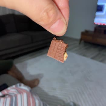 Çikolatadan Çıkan Şok Edici Kıl!