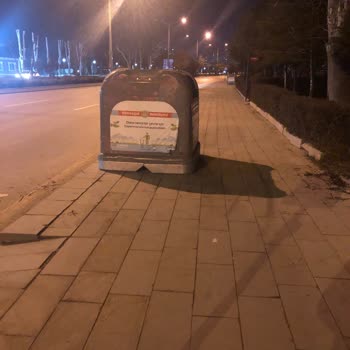 Yol Ortasında Kalan Çöp Konteynerleri