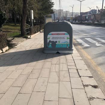 Yol Ortasında Kalan Çöp Konteynerleri