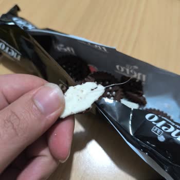 Bisküvi Paketinde Şok Edici Plastik İp!