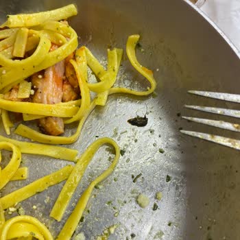 Yemekte Hamam Böceği Şoku: Restoran Deneyimi Hüsranla Sonuçlandı