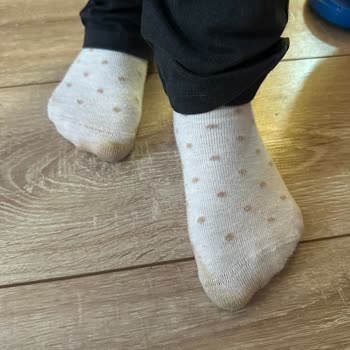 Çocuğun Ayağını Terleten Ve Koku Yapan Çizme Sorunu