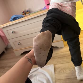 Çocuğun Ayağını Terleten Ve Koku Yapan Çizme Sorunu