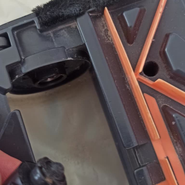 Philips XC8057 Süpürge: Kırılgan Başlık Ve Yüksek Onarım Maliyeti