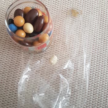 Çikolata Toplarının İçinden Çıkan Çiğnenmiş Sakız Şoku