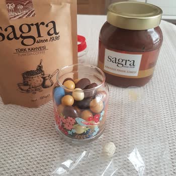 Çikolata Toplarının İçinden Çıkan Çiğnenmiş Sakız Şoku