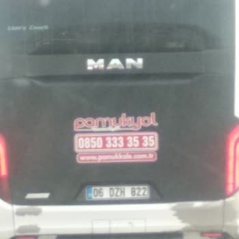 Tehlikeli Sürüş: Pamukkale Turizm Aracı Kırmızı Işıkta Geçti