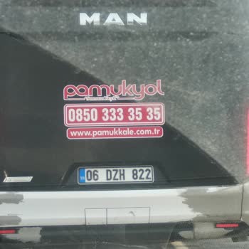 Tehlikeli Sürüş: Pamukkale Turizm Aracı Kırmızı Işıkta Geçti