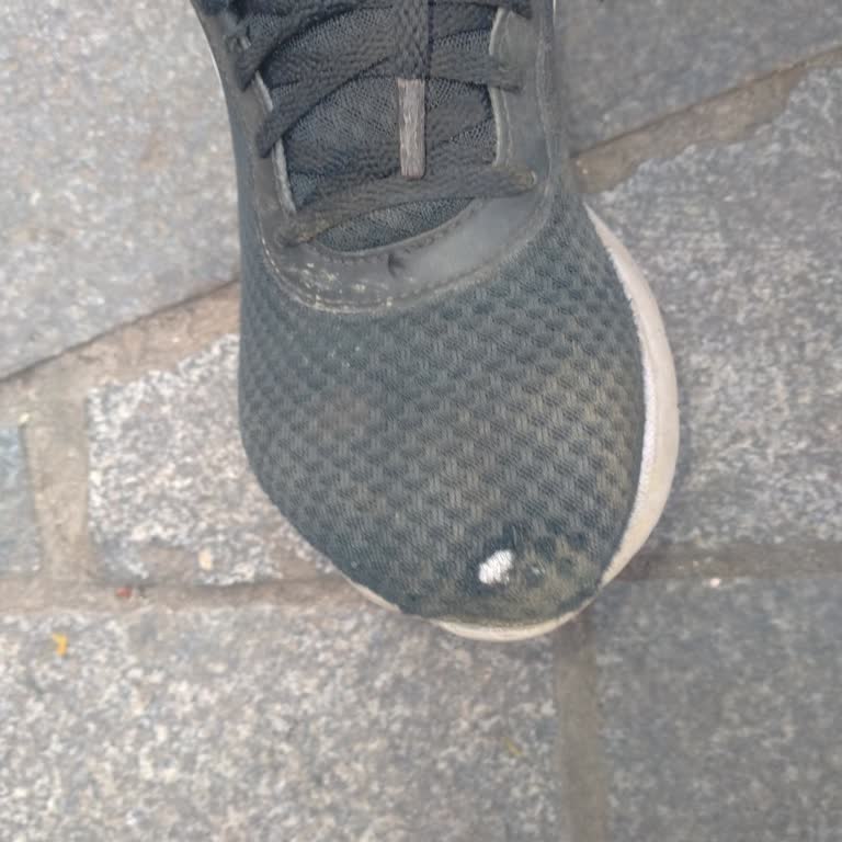 Nike Ayakkabıda Beklenmedik Deformasyon