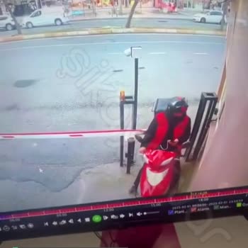 Tıkla Gelsin Site Bariyerine Hasar Veren Kurye