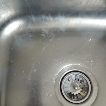 Porçöz Kireç Sökücü İle Mutfak Evyesinde Kalıcı Lekeler