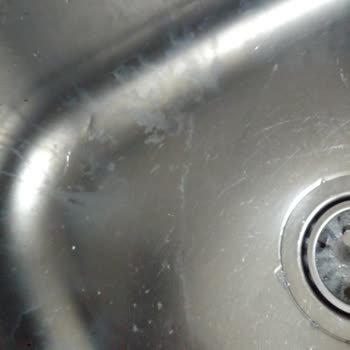 Porçöz Kireç Sökücü İle Mutfak Evyesinde Kalıcı Lekeler